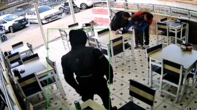 Karabük’te bir börekçide çalışan kurye Hasan Emre Afacan, boğazına cisim