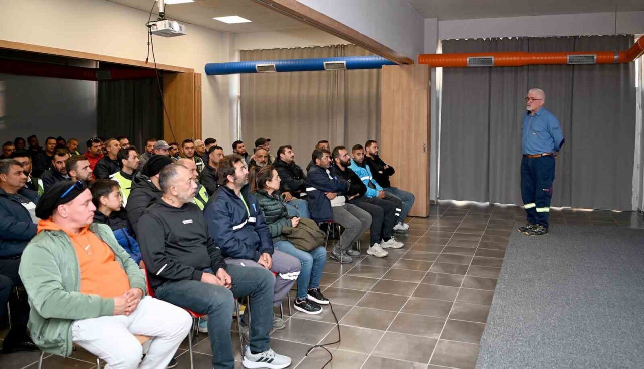 Kuşadası Belediyesi, Temizlik İşleri Müdürlüğü personeline güvenli sürüş eğitimi sundu.