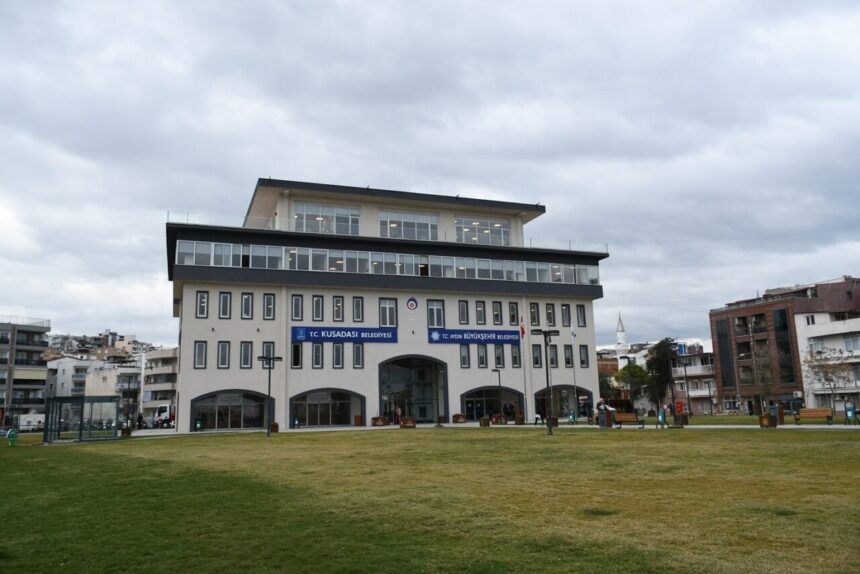 Kuşadası Belediyesi, adı geçen çalışanlarının iş sözleşmelerinin sona erdiğini duyurdu.