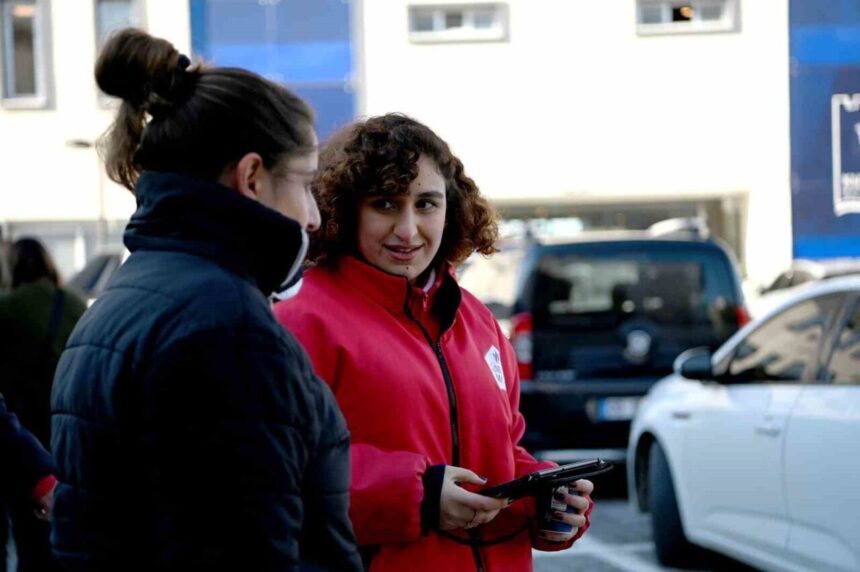 Kuşadası Belediyesi’nden ihtiyaç sahibi çocuklara sağlanan beslenme desteği memnuniyet anketi yapıldı.