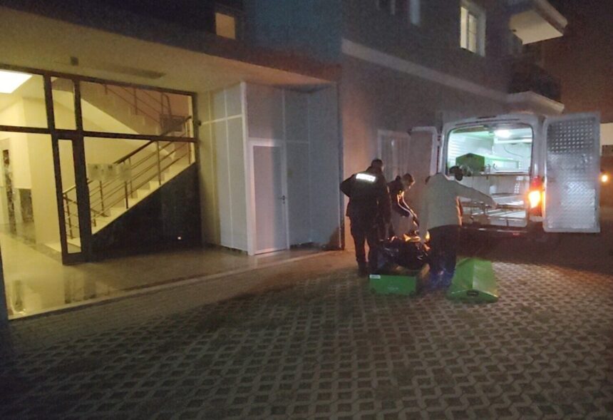 Kuşadası’nda bir kişi evinde ölü bulundu, komşular durumu bildirdi.