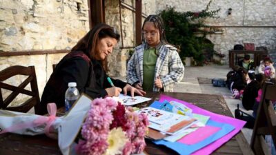 Kuşadası'ndaki SEYAKMER Dijital ve Materyal Çocuk Kütüphanesi, yazar Emine Erk