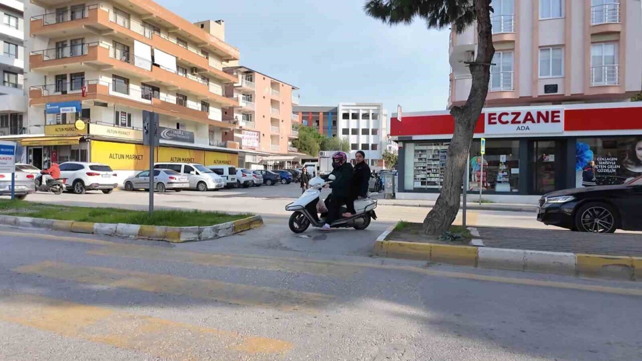 Kuşadası’nda Yaya Geçitlerinde Kurallara Uyulmadı, 81 Sürücüye 203 Bin TL Ceza kesildi Kuşadası'nda, İlçe Emniyet Müdürlüğü Trafik Büro Amirliği yaya geçitlerinde denetim