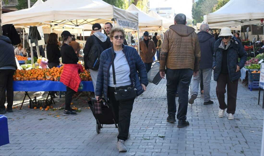 Kuşadası Belediyesi'nin Yöresel ve İyi Tarım Ürünleri Sokağı, yerel üreticilerin