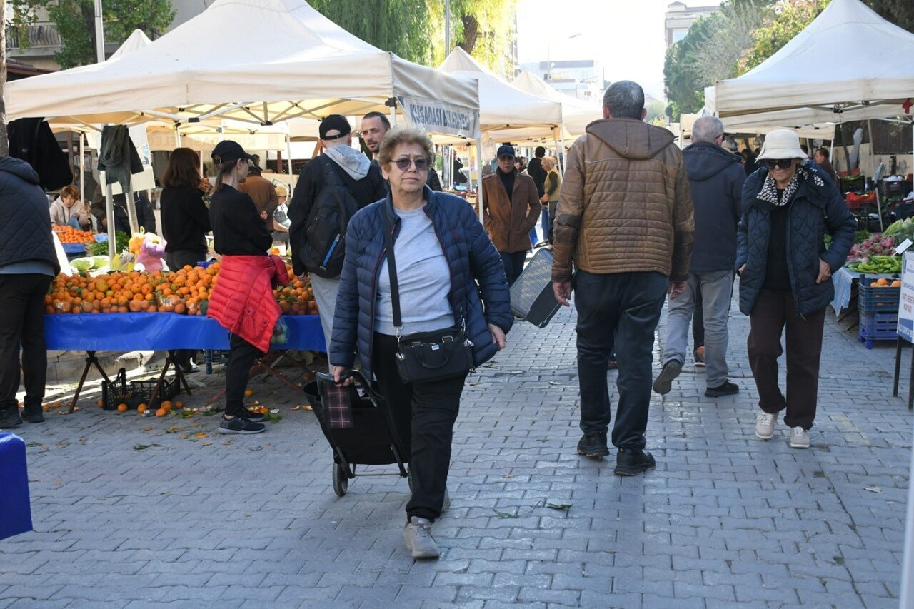 Kuşadası Belediyesi'nin Yöresel ve İyi Tarım Ürünleri Sokağı, yerel üreticilerin