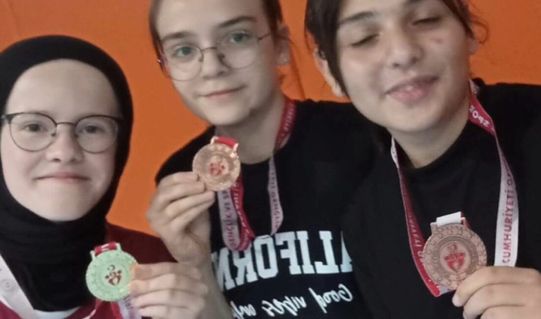 Kütahya'daki Kadına Karşı Şiddeti Önleme Masa Tenisi Turnuvası'nda Akşemsettin Kız