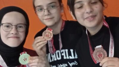 Kütahya'daki Kadına Karşı Şiddeti Önleme Masa Tenisi Turnuvası'nda Akşemsettin Kız