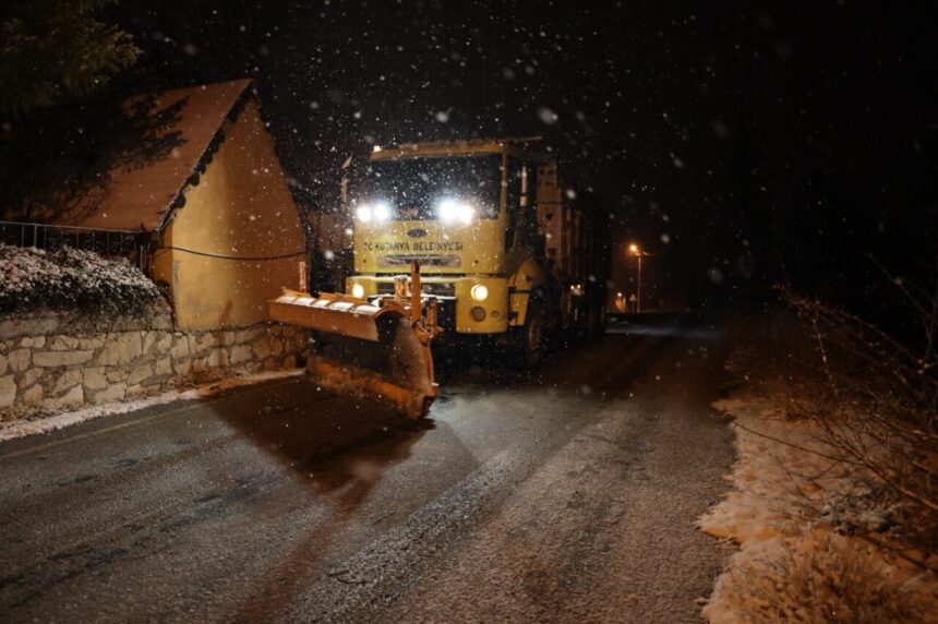 Kütahya Belediyesi kış hazırlıkları kapsamında kar temizleme ve tuzlama çalışmalarına başladı.