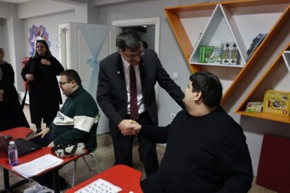 Kütahya Belediye Başkanı Kahveci, Otizm Derneği’ni Ziyaret Ederek Destek Sözü Verdi