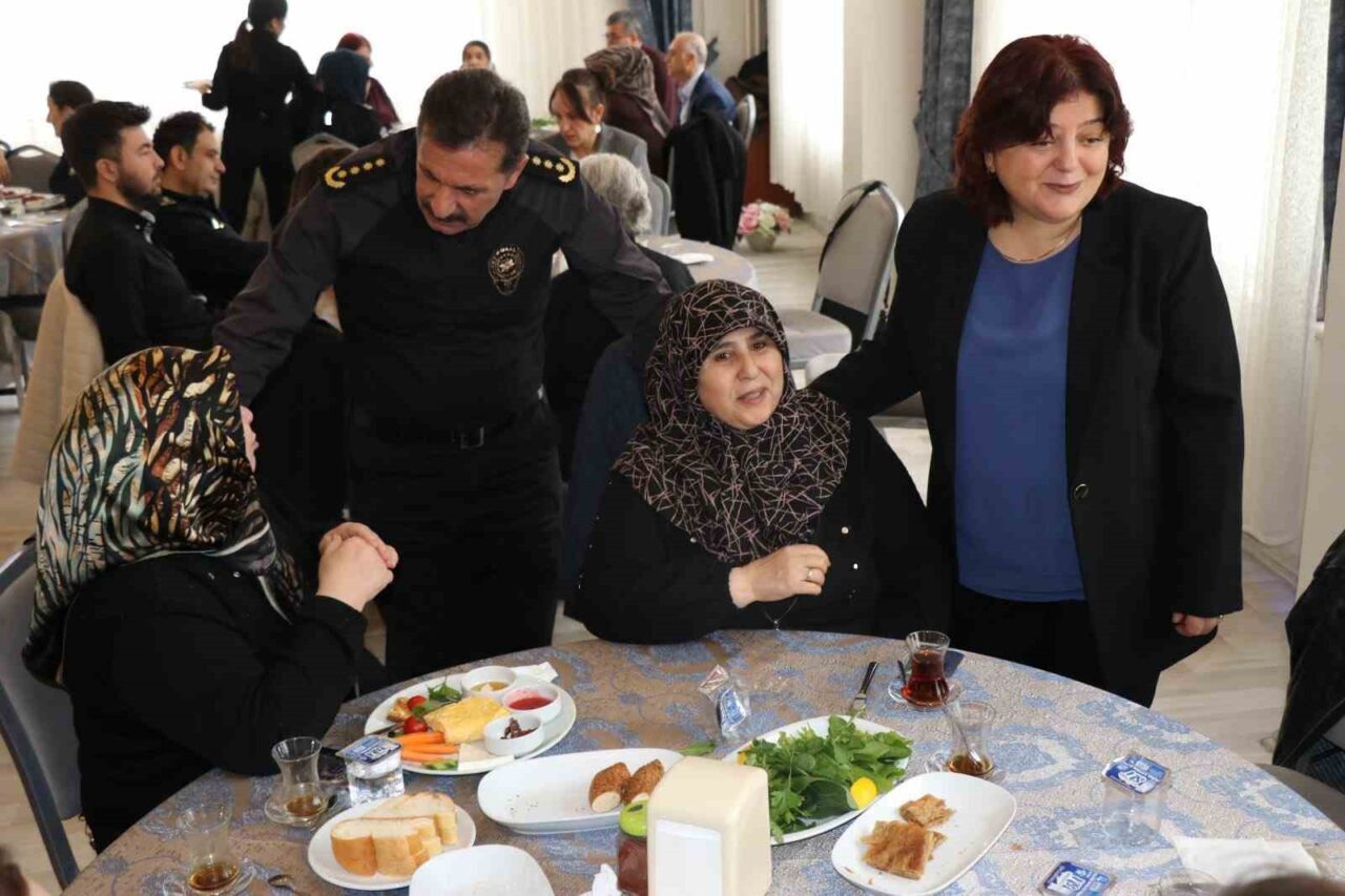 Kütahya’da Şehit Aileleri ve Gazilerle Kahvaltı Programı Düzenlendi