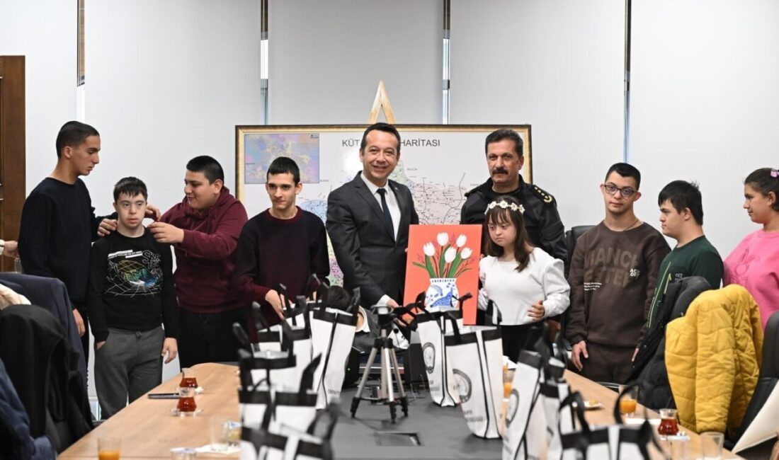 Kütahya Emniyet Müdürü Osman Elbir, Yavuz Sultan Selim Özel Eğitim Uygulama Okulu öğretmenleri ve öğrencilerini kabul etti Kütahya İl Emniyet Müdürü Osman Elbir, Yavuz Sultan Selim Özel