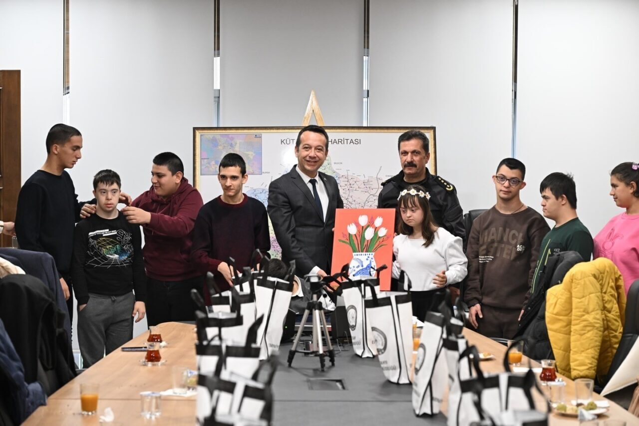 Kütahya Emniyet Müdürü Osman Elbir, Yavuz Sultan Selim Özel Eğitim Uygulama Okulu öğretmenleri ve öğrencilerini kabul etti