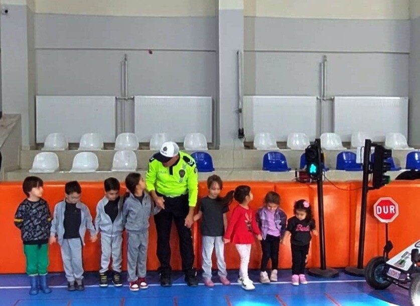 Simav’da Trafik Eğitimi: Emniyet Müdürlüğü’nden Öğrenci ve Vatandaşlara Bilgilendirme Çalışmaları