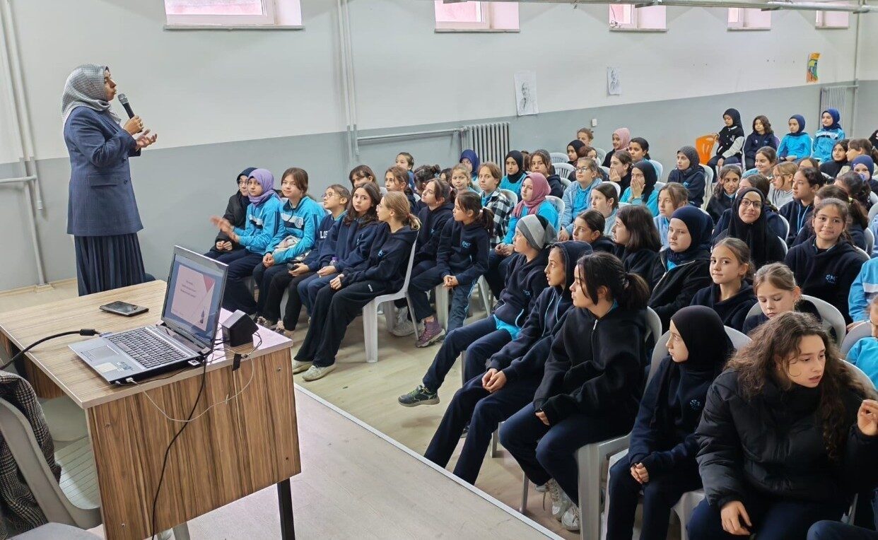 Kütahya’da Müftü Yardımcısı Gülay Demirci, İmam Hatip Ortaokulu Öğrencileriyle Değerler Eğitimi Üzerine Buluştu