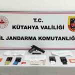 Kütahya’da siber suçlar kapsamında 2 şüpheli tutuklandı, 5 kişi gözaltına alındı.