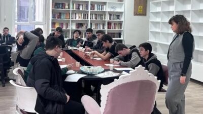 Kütahya'daki Şehit Selim Cansız Anadolu İmam Hatip Lisesi'nde, eğitimci-yazar Nihan