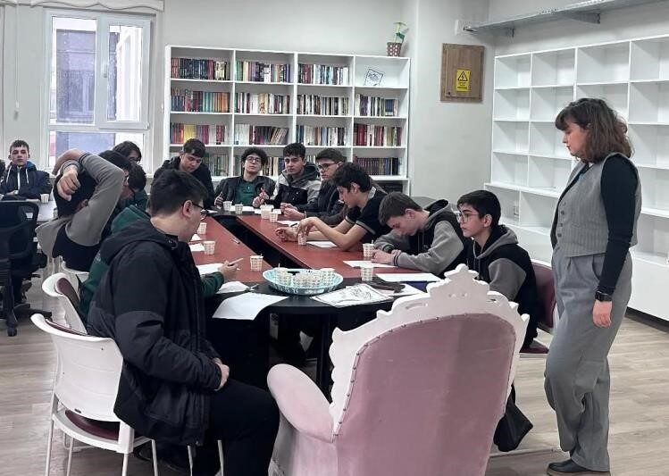Kütahya’da Yazar Nihan Özebeoğlu, İmam Hatip Lisesi Öğrencileriyle Yazarlık Söyleşisi Gerçekleştirdi Kütahya'daki Şehit Selim Cansız Anadolu İmam Hatip Lisesi'nde, eğitimci-yazar Nihan