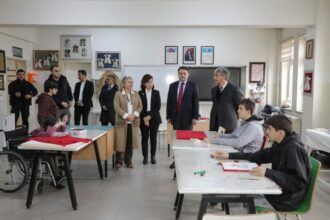 Kütahya Valisi Musa Işın, Özel Eğitim Meslek Okulu’nda İncelemelerde Bulundu ve Özel Bireylerin Önemi Vurgulandı