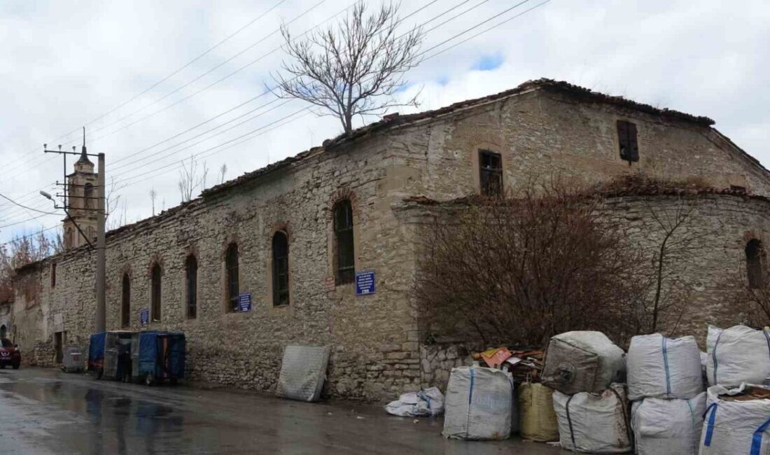 Kütahya’da Tarihi Kilisenin Restorasyonu İçin Çalışmalar Başlatıldı Kütahya Valisi Musa Işın, İstiklal Mahallesi'ndeki 1834 yapımı Başmelek Rum