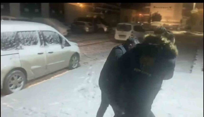 Kütahya’da 30 yıl hapis cezası bulunan firari, Asayiş Şube ekiplerinin çalışmalarıyla yakalandı.