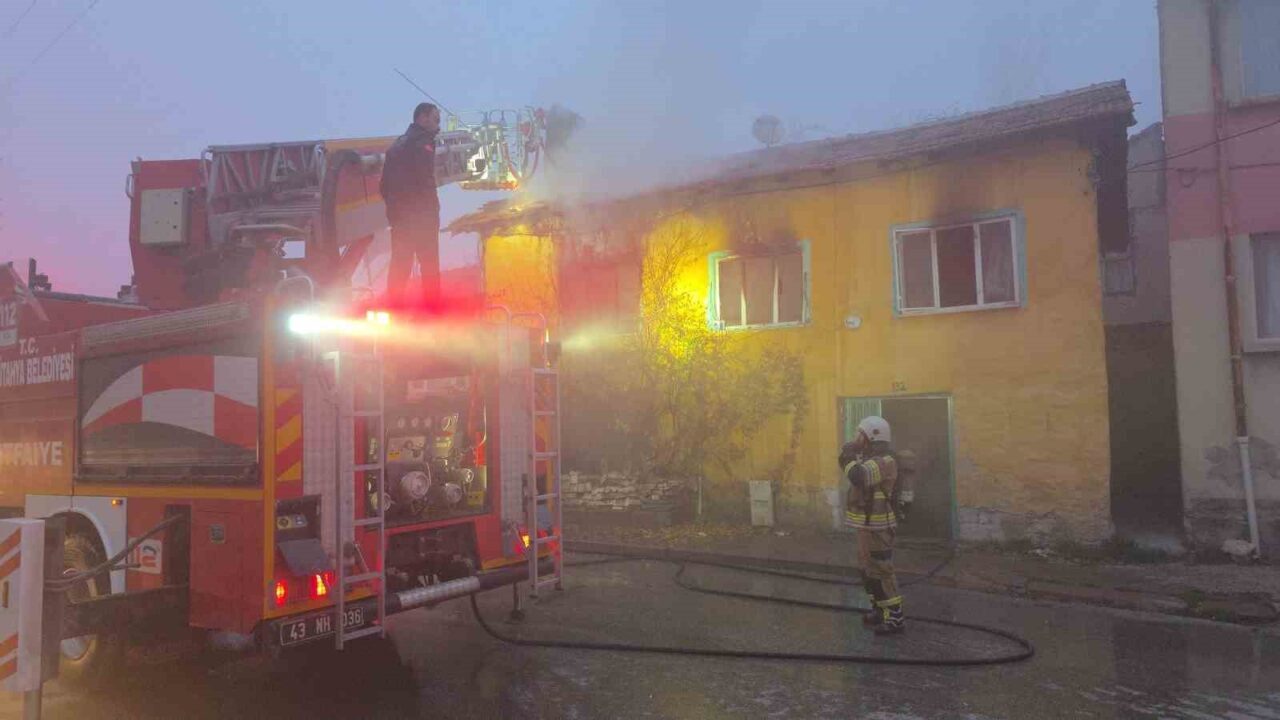 Kütahya’da meydana gelen yangında yaşlı kadın hayatını kaybetti, kızı ise hafif yaralı olarak kurtuldu