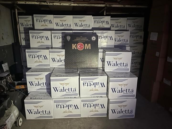 Kütahya’da durdurulan bir araçta 5 milyon 190 bin boş makaron bulundu, üç kişi gözaltına alındı.