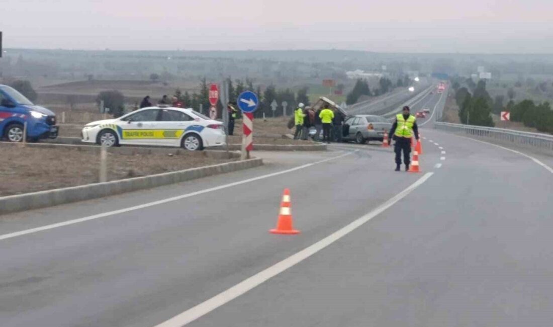 Kütahya’da Otomobil ve Traktör Çarpıştı: 2 Yaralı, Kazada Araçlar Kullanılamaz Hale Geldi Kütahya'nın Tavşanlı ilçesinde bir kavşakta otomobil ve traktörün çarpışması sonucu