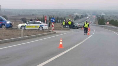 Kütahya'nın Tavşanlı ilçesinde bir kavşakta otomobil ve traktörün çarpışması sonucu