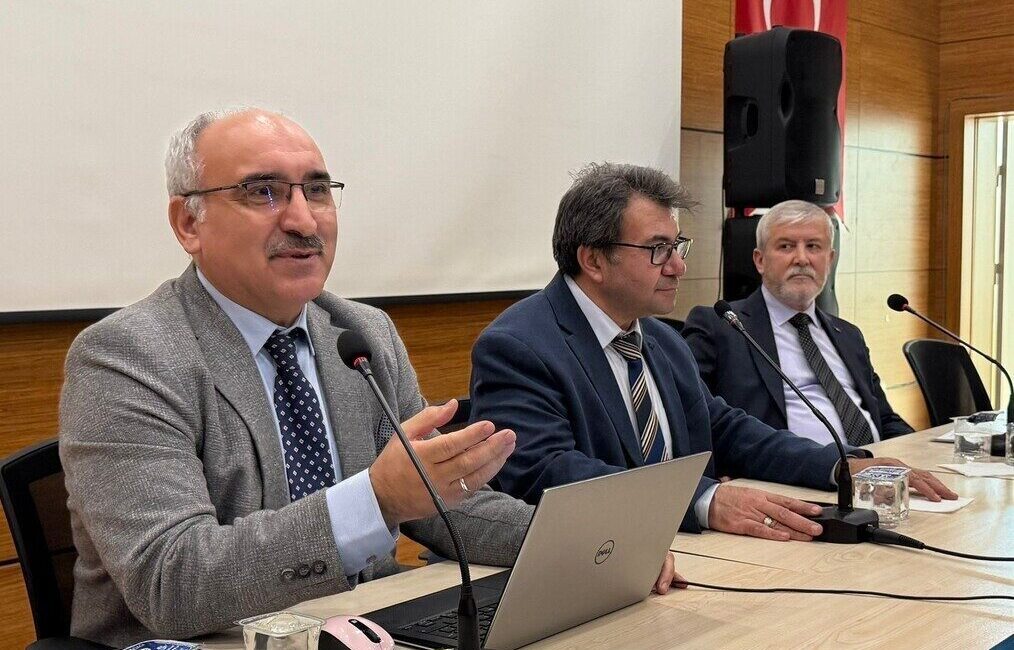 Kütahya Dumlupınar Üniversitesi'nde gerçekleştirilen "Papa’nın Türkiye Ziyareti ve Düşündürdükleri" isimli