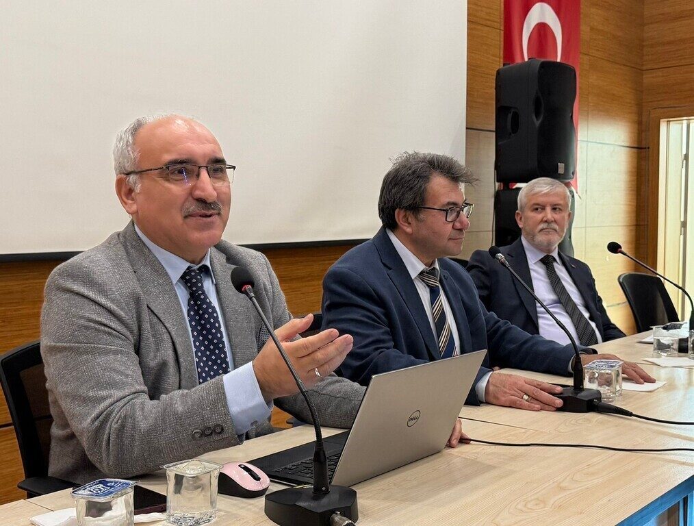 Kütahya Dumlupınar Üniversitesi'nde gerçekleştirilen "Papa’nın Türkiye Ziyareti ve Düşündürdükleri" isimli