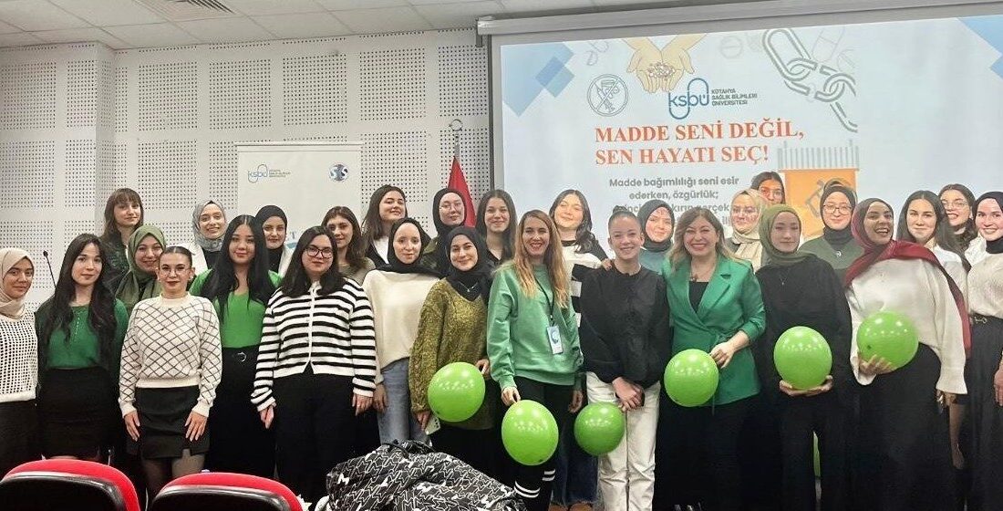 Kütahya'da düzenlenen bağımlılık eğitim programında, Sosyal Hizmet Bölüm Başkanı Prof.