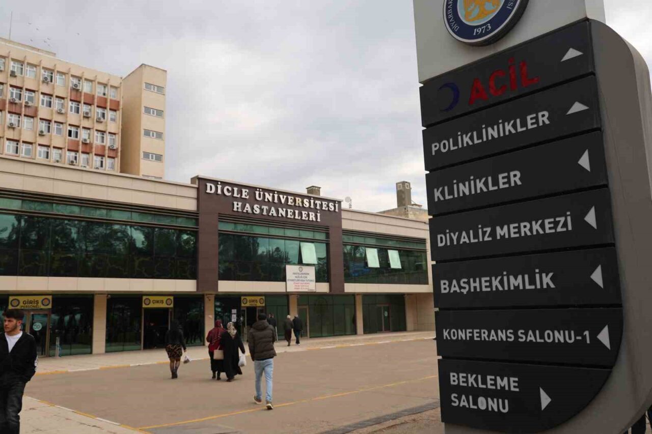 Diyarbakır'da Dicle Üniversitesi Hastanesi Genel Cerrahı Prof. Dr. B.V.Ü., bir