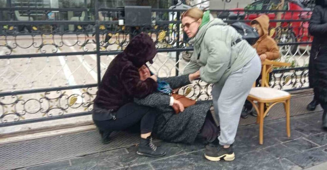 Düzce’de iflas eden kuyumcunun mağdurları, iş yeri sahibinin evinin önünde