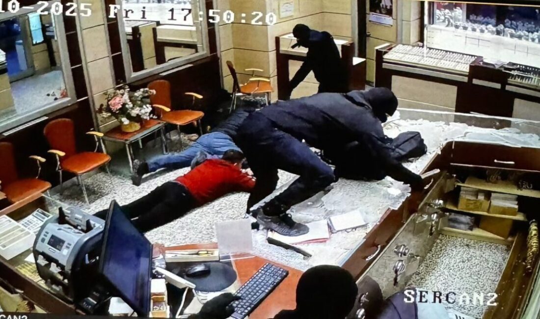 Karabük’teki kuyumcu soygunu davasında savcıdan ağır cezalar talebi Karabük'te bir kuyumcuya yapılan silahlı soygunla ilgili davada, savcı sanıklar