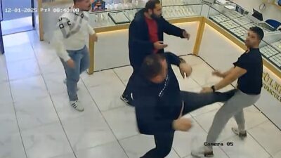 İzmir’in Menderes ilçesinde kuyumcular arasında müşteri yüzünden çıkan tartışma, boks