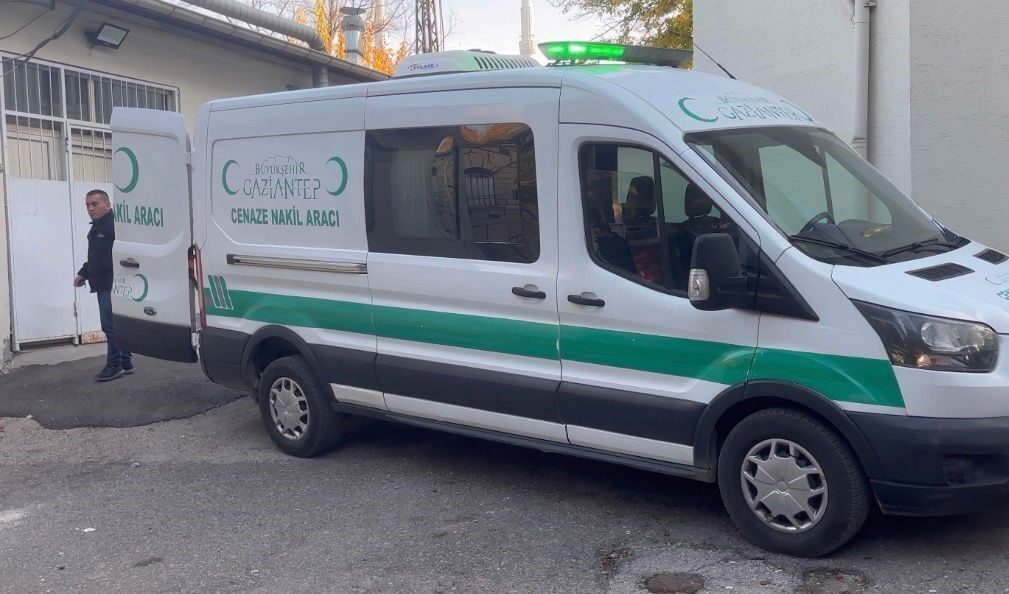 Gaziantep’te bisikletle yola fırlayan 10 yaşındaki çocuk, kuzeninin tırının altında kalarak hayatını kaybetti Gaziantep'te sabah saatlerinde bisikletiyle yola fırlayan 10 yaşındaki Muhammed Çiloğlu,