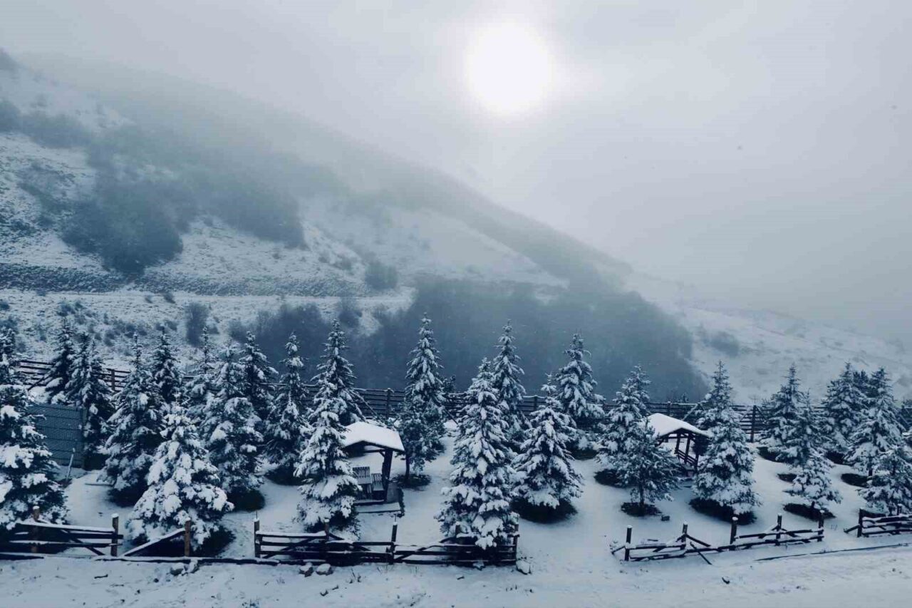 Samsun’un Ladik İlçesinde Akdağ, Karla Kaplanarak Kış Turizmine Destek Oluyor Samsun'un Ladik ilçesindeki Akdağ, yoğun kar yağışı sonrası kış turizmi