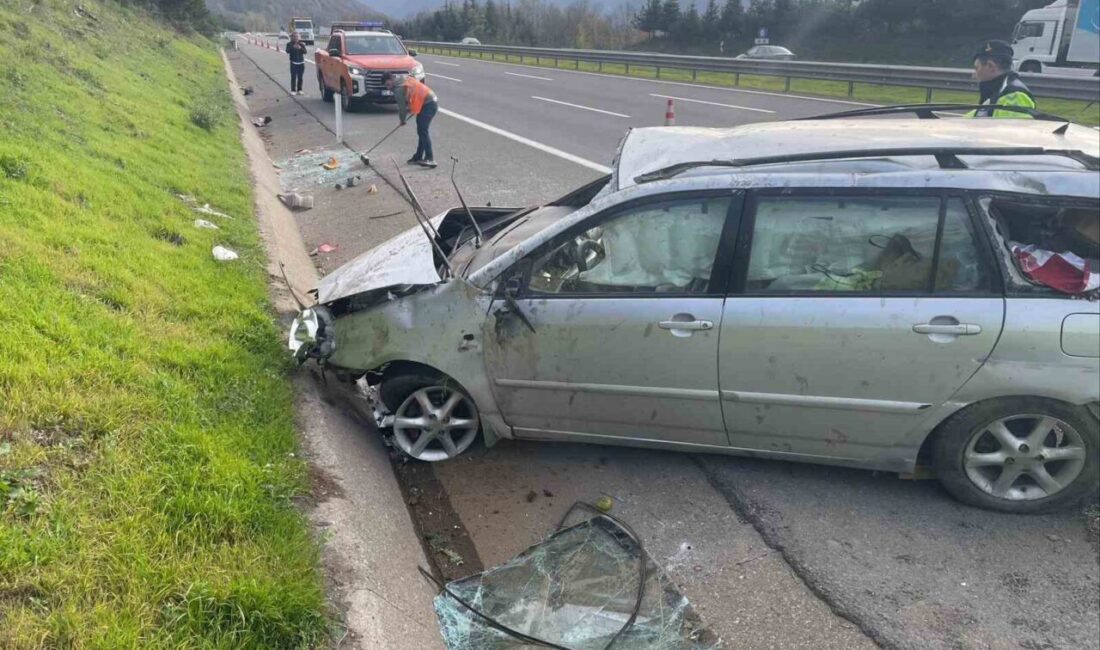 Anadolu Otoyolu Düzce geçişinde lastiği patlayan otomobil takla attı, 2 kişi yaralı! Düzce'de Anadolu Otoyolu'nda lastiği patlayan bir otomobil bariyerlere çarparak takla