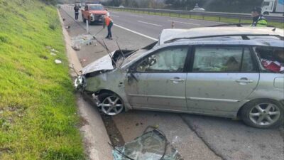 Düzce'de Anadolu Otoyolu'nda lastiği patlayan bir otomobil bariyerlere çarparak takla