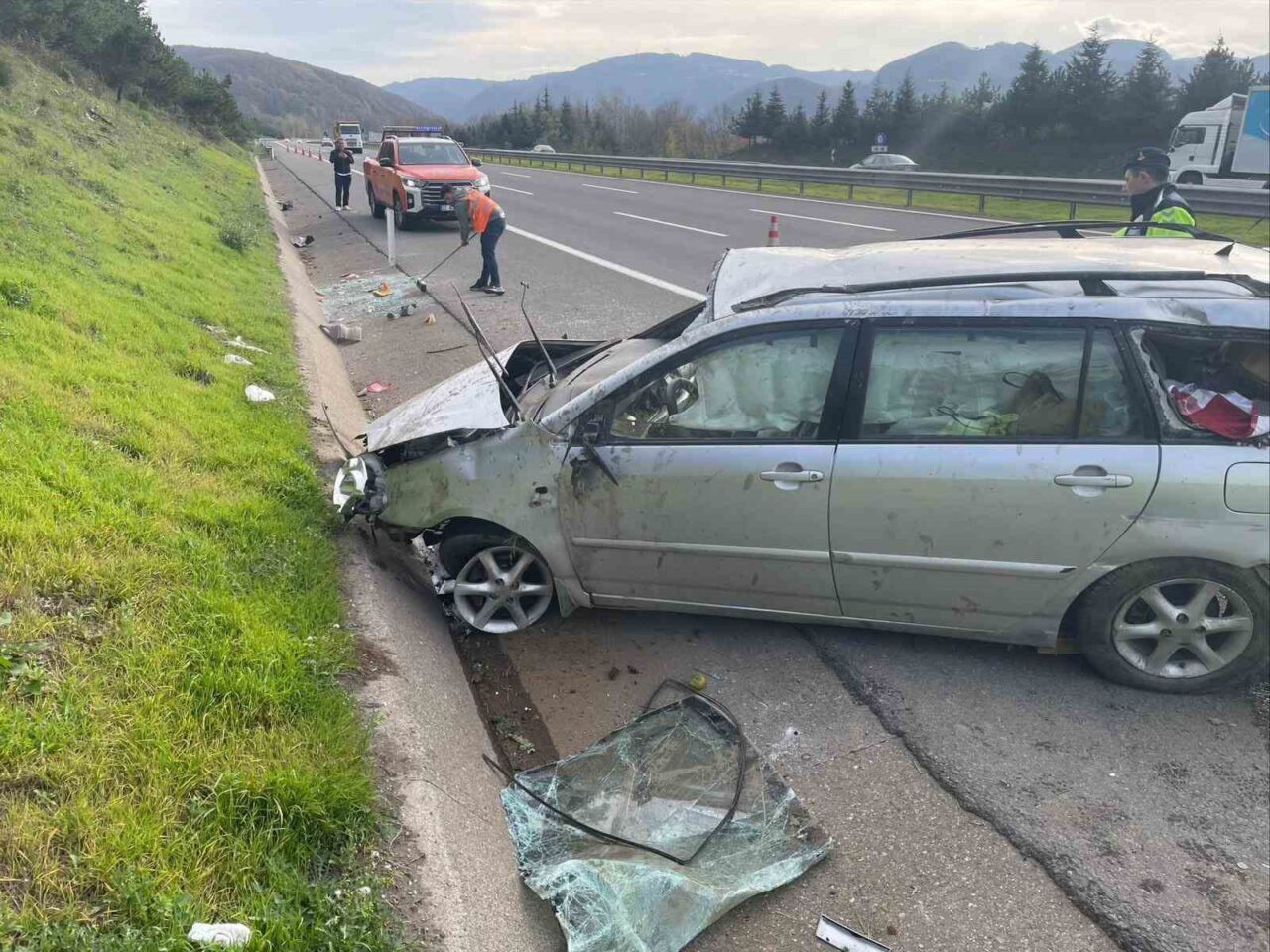 Anadolu Otoyolu Düzce geçişinde lastiği patlayan otomobil takla attı, 2 kişi yaralı!