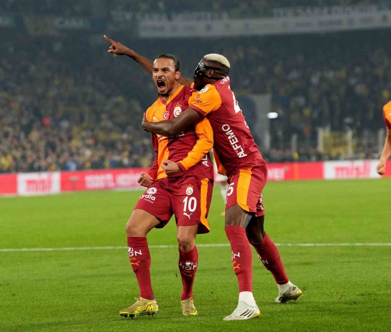 Galatasaraylı Leroy Sane, Fenerbahçe ile oynanan derbide attığı golle bu