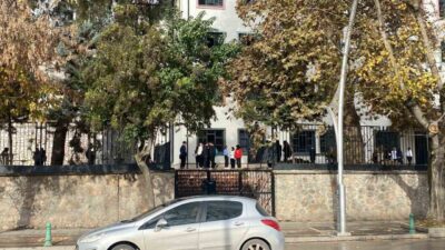 Kocaeli'nin İzmit ilçesindeki Mimar Sinan Anadolu Lisesi'nde 15 yaşındaki D.T.,