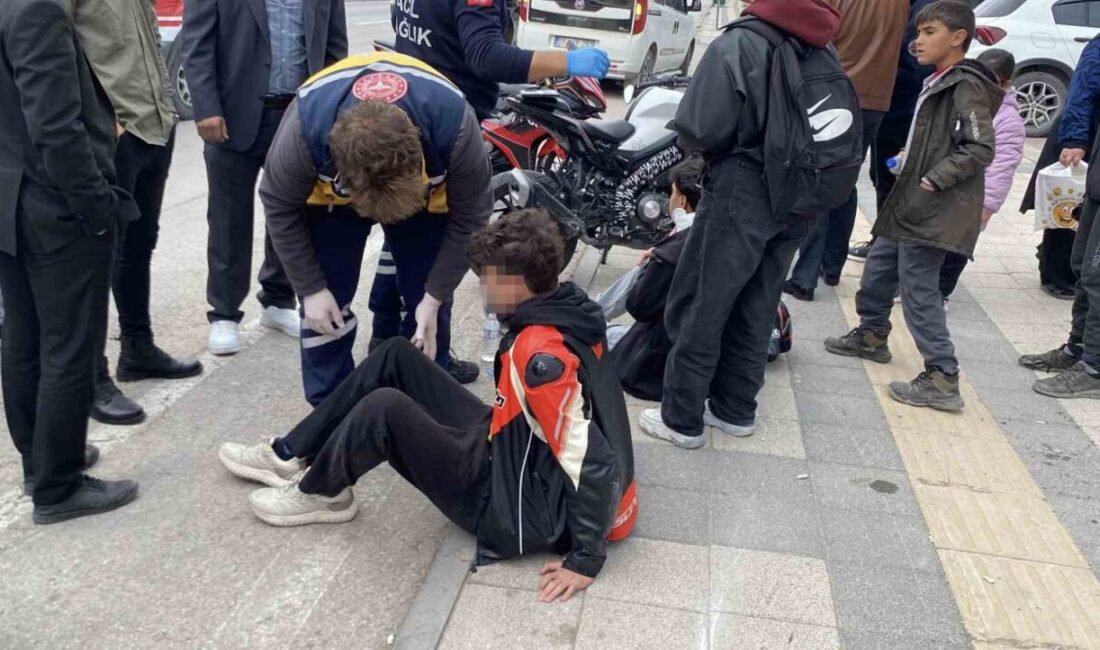 Aksaray'da, liseli öğrencilerin bulunduğu iki motosiklet otomobille çarpıştı. Haşim O.