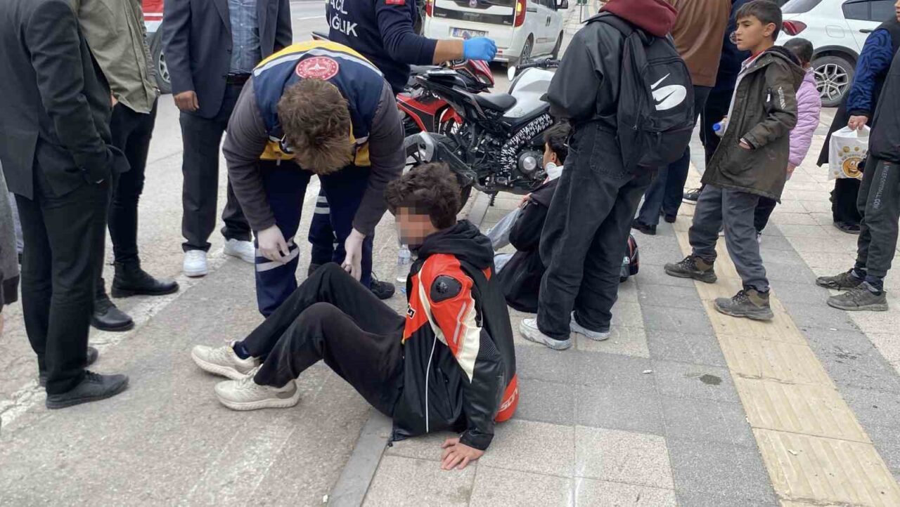 Aksaray'da, liseli öğrencilerin bulunduğu iki motosiklet otomobille çarpıştı. Haşim O.