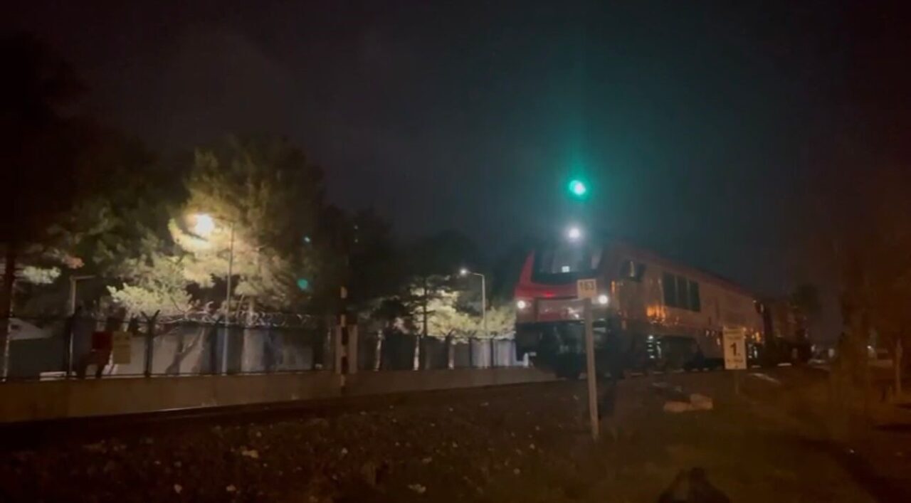 Afyonkarahisar'da 16 yaşındaki Mustafa D., raydan karşıya geçmeye çalışırken lokomotifin