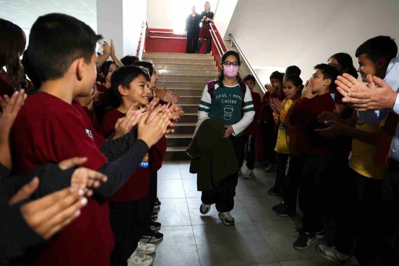 Löseminin Üstesinden Gelen İkranur, Yeniden Okuluna Döndü