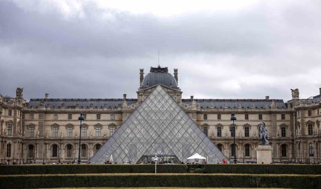 Louvre Müzesi’nde Su Sızıntısı Nedeniyle 400 Nadir Kitap Hasar Gördü Paris'teki Louvre Müzesi'nde meydana gelen su sızıntısı, Mısır antik eserler