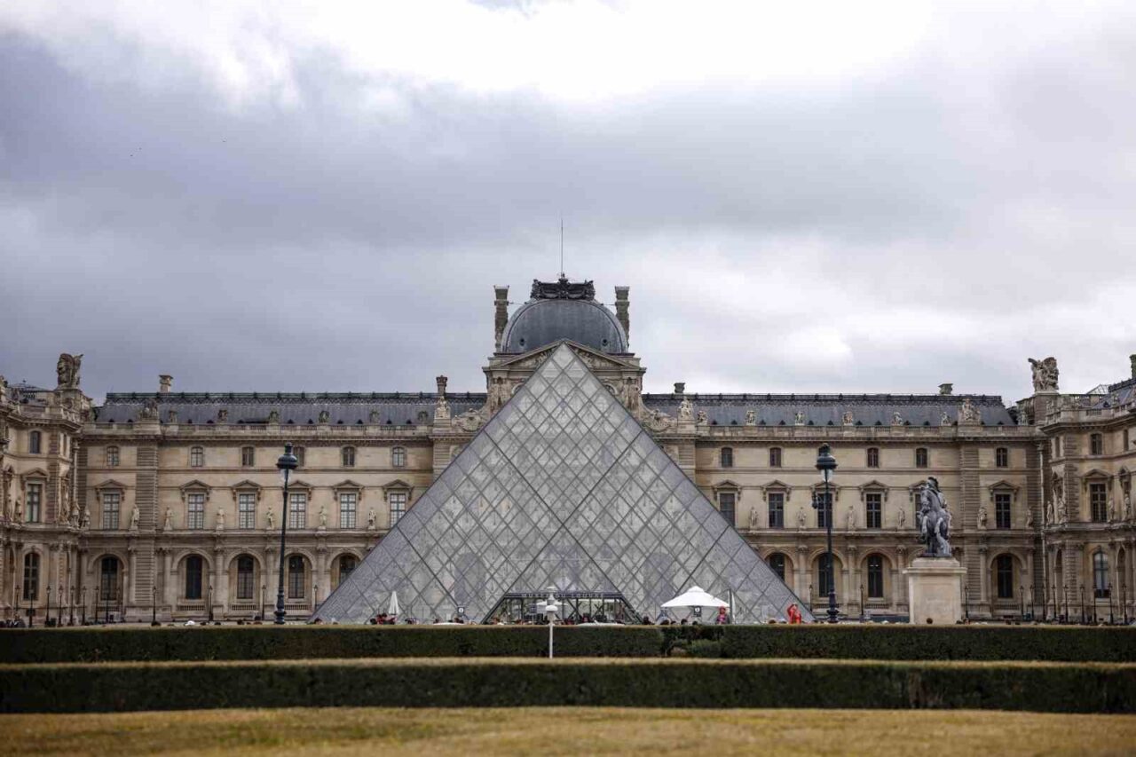 Louvre Müzesi’nde Su Sızıntısı Nedeniyle 400 Nadir Kitap Hasar Gördü