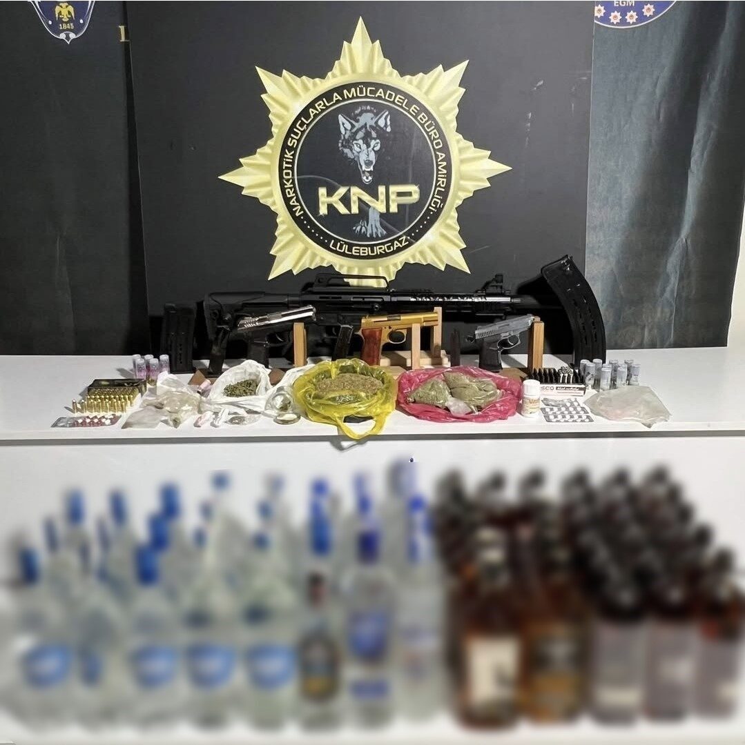 Lüleburgaz’da Uyuşturucu ve Silah Operasyonu: 20 Gözaltı ve Çok Sayıda Ele Geçirilen Malzeme Kırklareli’nin Lüleburgaz ilçesinde düzenlenen geniş çaplı operasyonda, Narkotik Suçlarla Mücadele