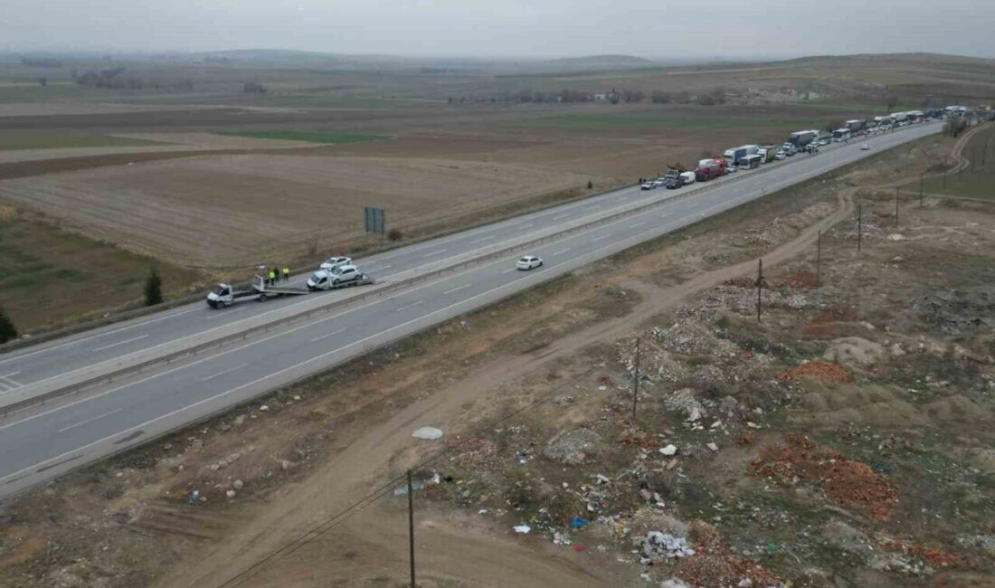 Afyonkarahisar’da Çekicinin Kontrolden Çıkması Sonucu Trafik Kazası Meydana Geldi, Yol 20 Dakika Kapalı Kaldı Afyonkarahisar'da bir çekicinin otomobil taşırken direksiyon hakimiyetini kaybedip bariyerlere çarpması